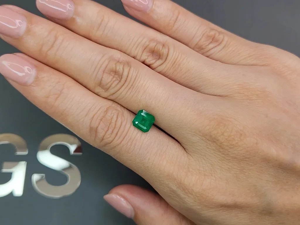 Изумруд цвета Vivid Green 1,19 карат, Колумбия Изображение №2