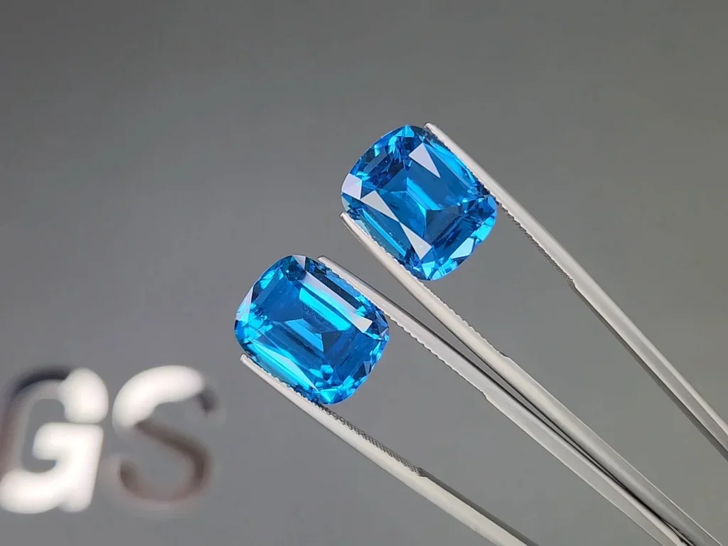 Сет из ярко-голубых Swiss Blue топазов в огранке кушон 43,40 карата, Бразилия  Изображение №4