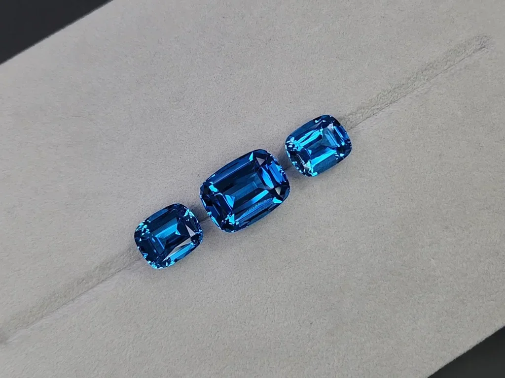 Сет из ярко-голубых Swiss Blue топазов в огранке кушон 43,40 карата, Бразилия  Изображение №5