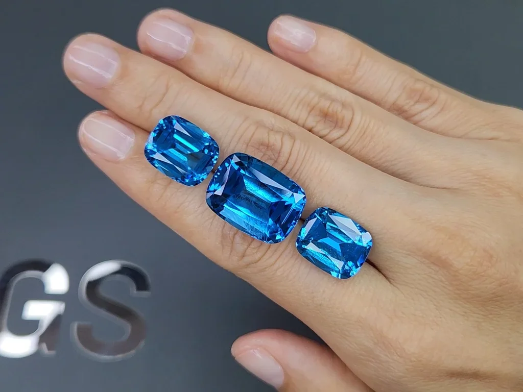 Сет из ярко-голубых Swiss Blue топазов в огранке кушон 43,40 карата, Бразилия  Изображение №2