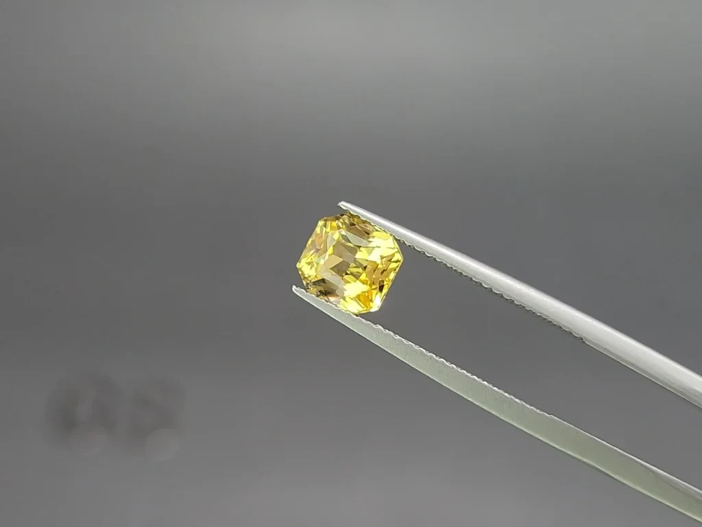 Негретый сапфир Golden Yellow с эффектом хамелеон в огранке радиант 2,06 карат, Шри-Ланка Изображение №3