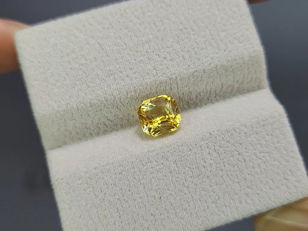 Негретый сапфир Golden Yellow с эффектом хамелеон в огранке радиант 2,06 карат, Шри-Ланка Изображение №4