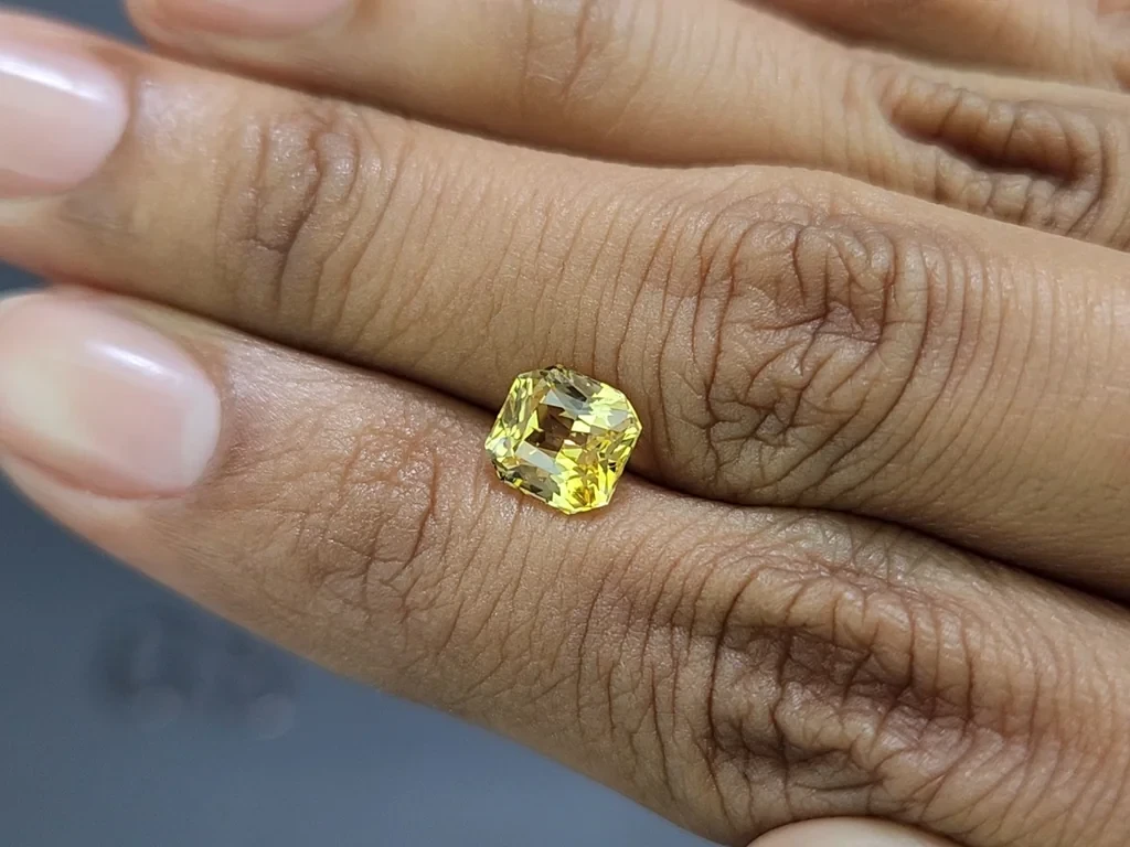 Негретый сапфир Golden Yellow с эффектом хамелеон в огранке радиант 2,06 карат, Шри-Ланка Изображение №2