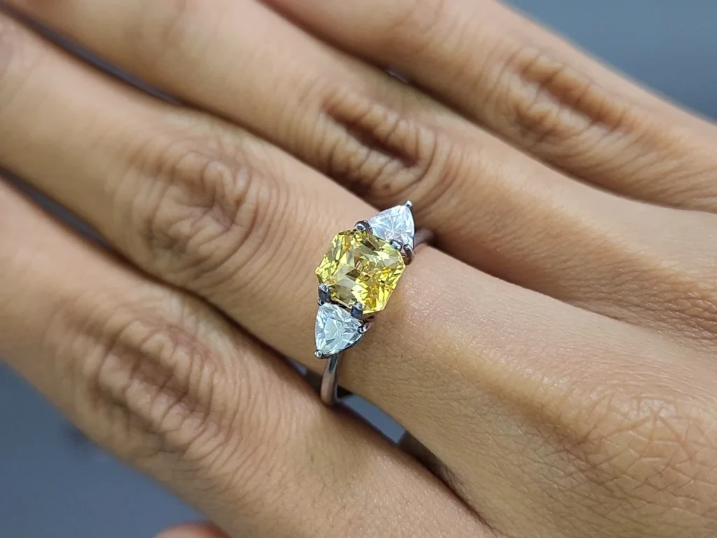 Негретый сапфир Golden Yellow с эффектом хамелеон в огранке радиант 2,06 карат, Шри-Ланка Изображение №5