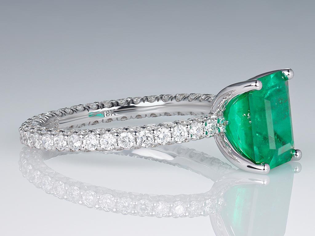 Кольцо с изумрудом цвета Muzo Green 2,19 карат и бриллиантами в белом золоте 750 пробы Изображение №2