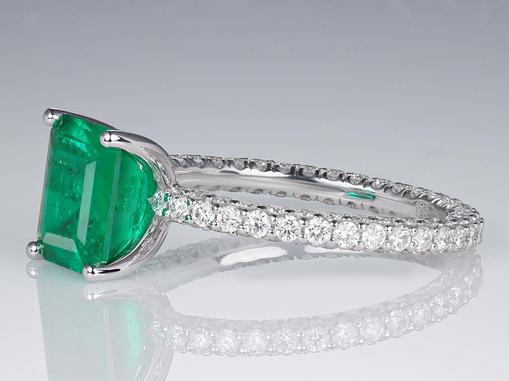 Кольцо с изумрудом цвета Muzo Green 2,19 карат и бриллиантами в белом золоте 750 пробы Изображение №3