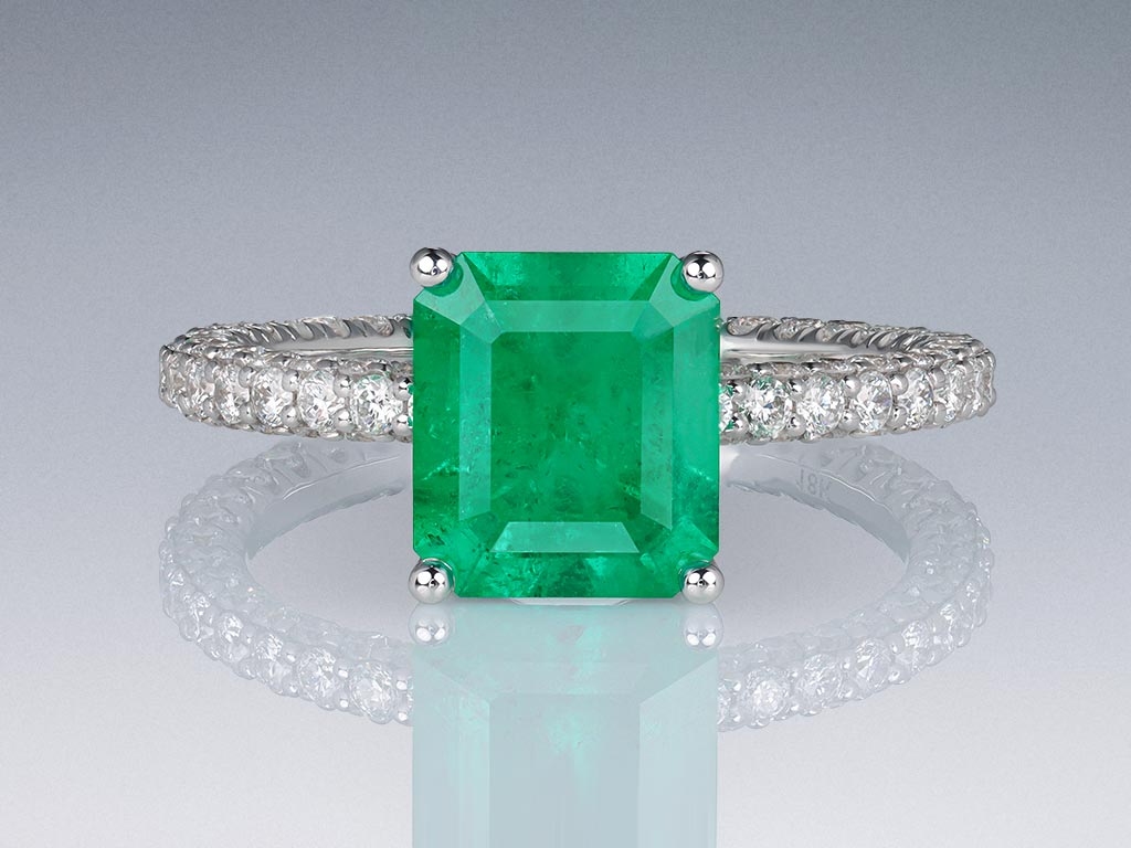 Кольцо с изумрудом цвета Muzo Green 2,19 карат и бриллиантами в белом золоте 750 пробы Изображение №1
