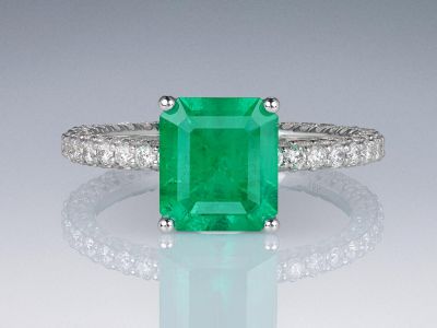 Кольцо с изумрудом цвета Muzo Green 2,19 карат и бриллиантами в белом золоте 750 пробы photo