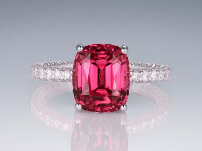 Кольцо с пурпурно-розовым рубеллитом 4,51 карата и бриллиантами в белом золоте 750 пробы photo