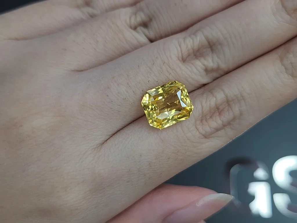 Негретый сапфир Vivid Yellow в огранке радиант 7,04 карата, Шри-Ланка Изображение №2