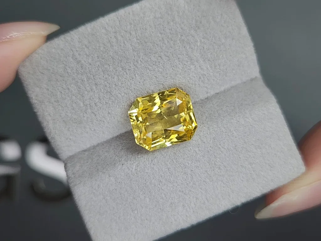 Негретый сапфир Vivid Yellow в огранке радиант 7,04 карата, Шри-Ланка Изображение №4
