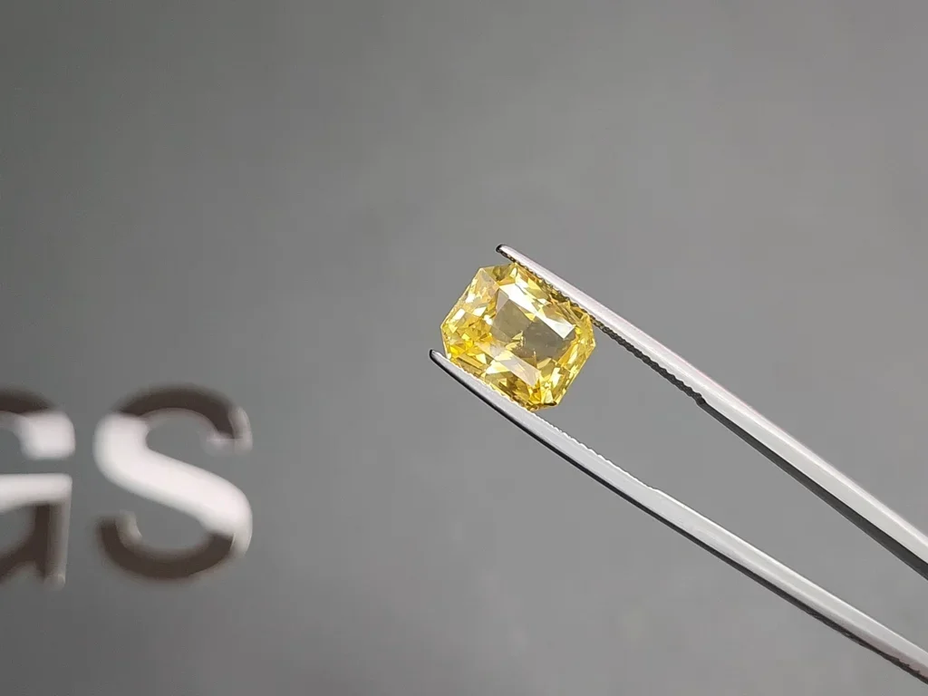 Негретый сапфир Vivid Yellow в огранке радиант 7,04 карата, Шри-Ланка Изображение №3