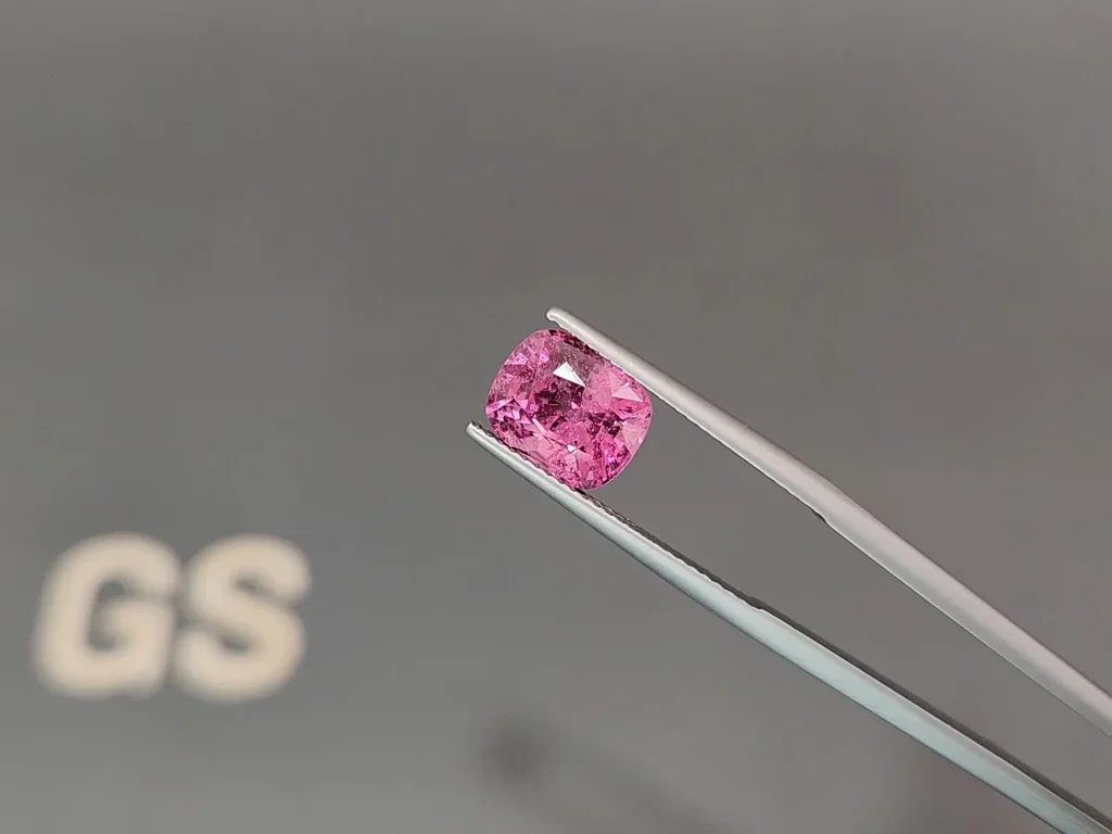 Шпинель Vivid Pink в огранке кушон 3,78 карат, Бирма Изображение №3