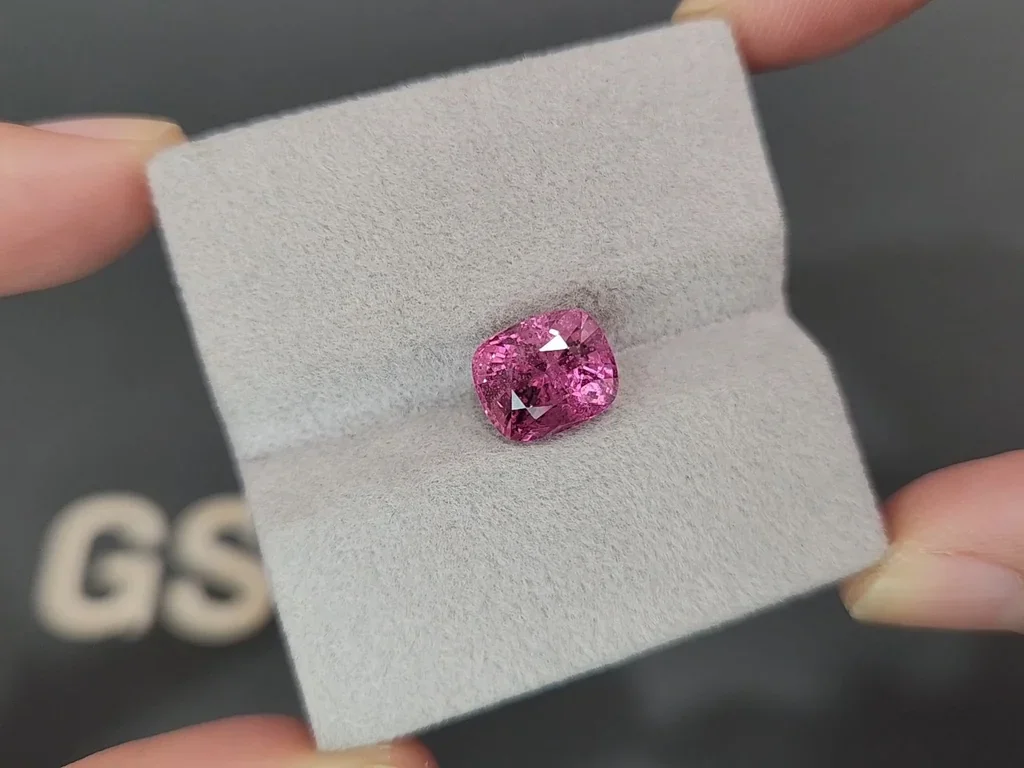 Шпинель Vivid Pink в огранке кушон 3,78 карат, Бирма Изображение №4