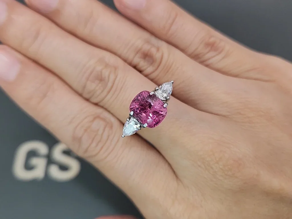 Шпинель Vivid Pink в огранке кушон 3,78 карат, Бирма Изображение №5