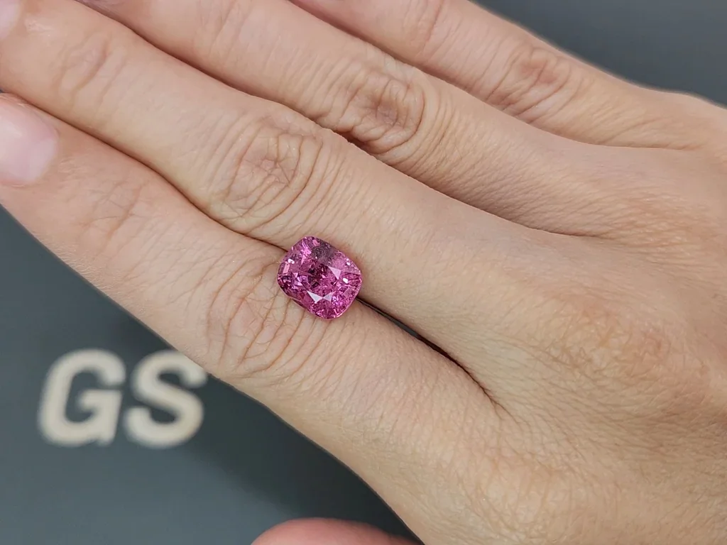 Шпинель Vivid Pink в огранке кушон 3,78 карат, Бирма Изображение №2