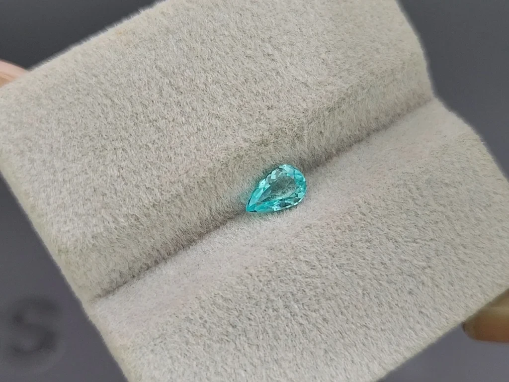 Неоновый зеленовато-голубой турмалин Параиба в огранке груша 0,36 карат, Мозамбик Изображение №4