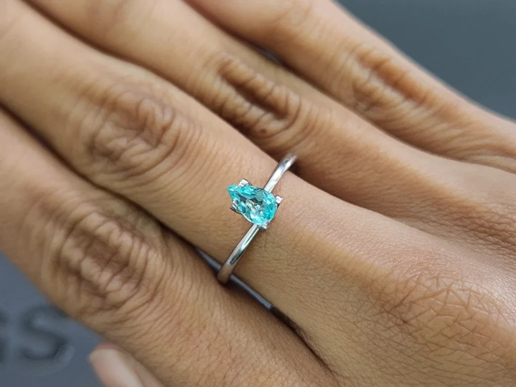 Неоновый зеленовато-голубой турмалин Параиба в огранке груша 0,36 карат, Мозамбик Изображение №5