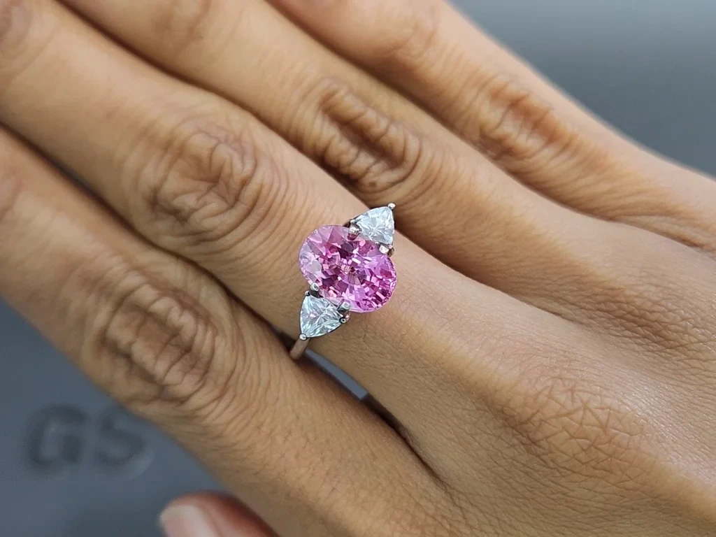 Негретый сапфир Intense Pink в огранке овал 3,59 карат, Мадагаскар Изображение №5