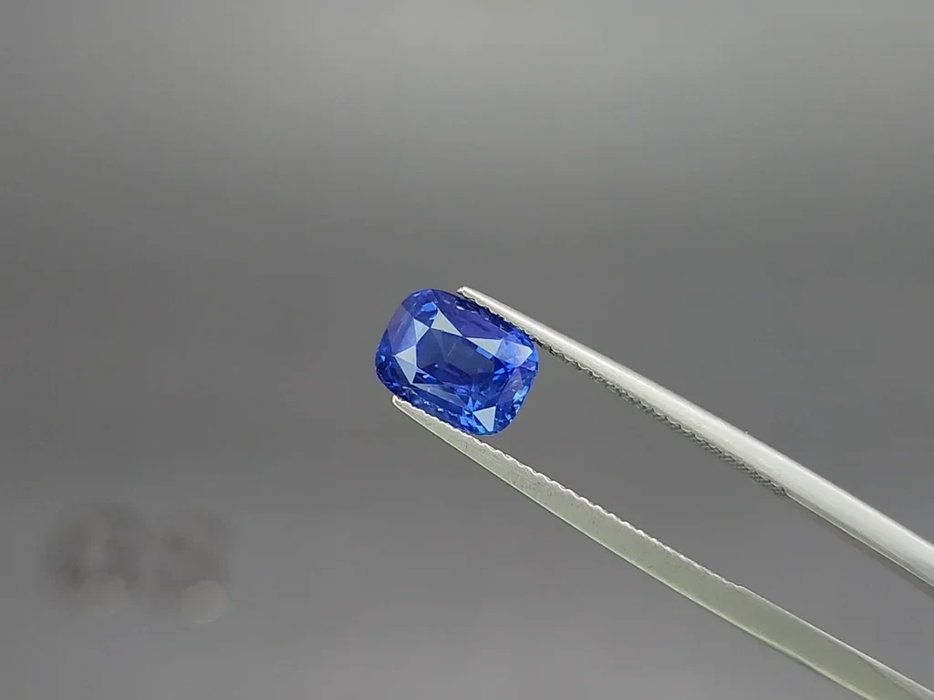 Негретый сапфир Royal Blue в огранке кушон 2,56 карат, Мадагаскар Изображение №3