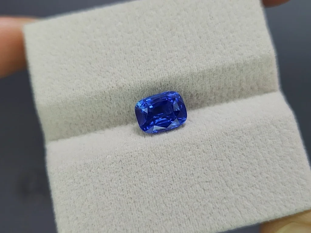 Негретый сапфир Royal Blue в огранке кушон 2,56 карат, Мадагаскар Изображение №4