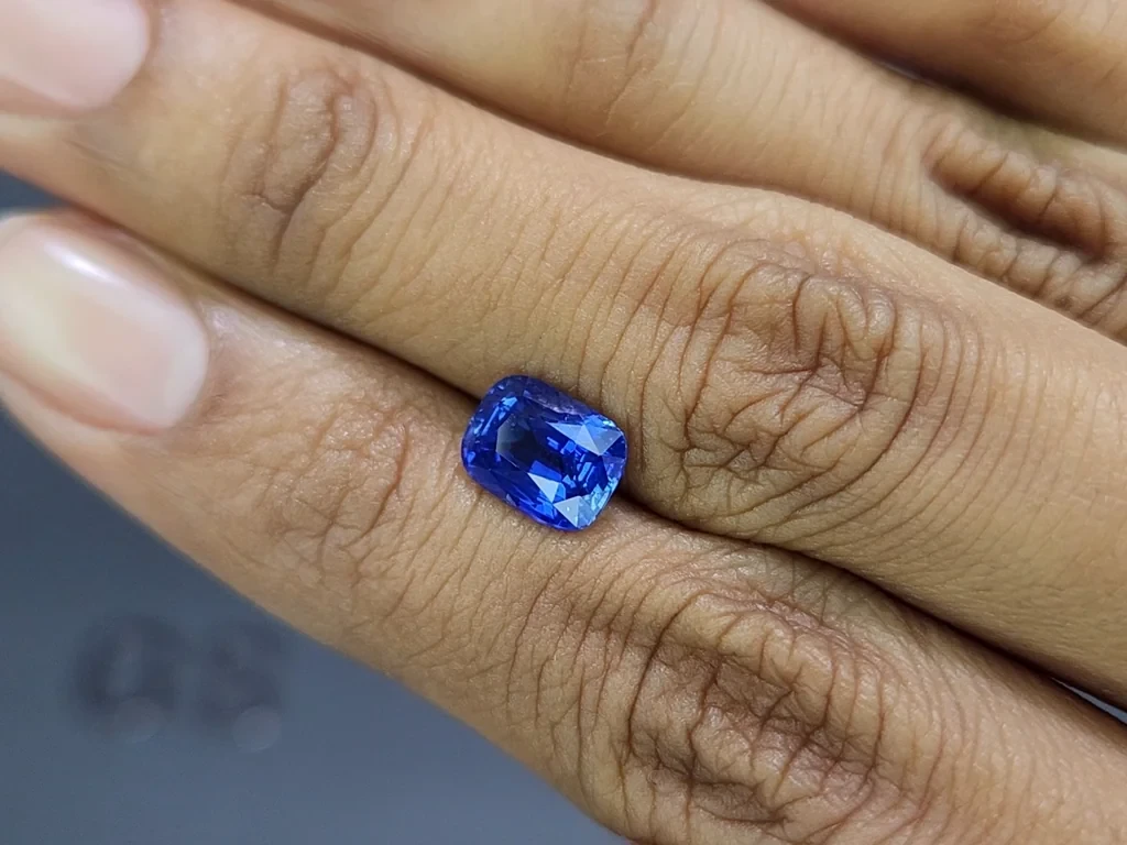 Негретый сапфир Royal Blue в огранке кушон 2,56 карат, Мадагаскар Изображение №2
