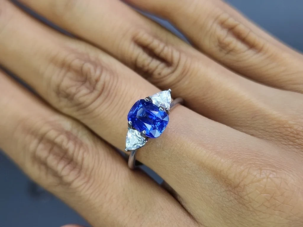 Негретый сапфир Royal Blue в огранке кушон 2,56 карат, Мадагаскар Изображение №5