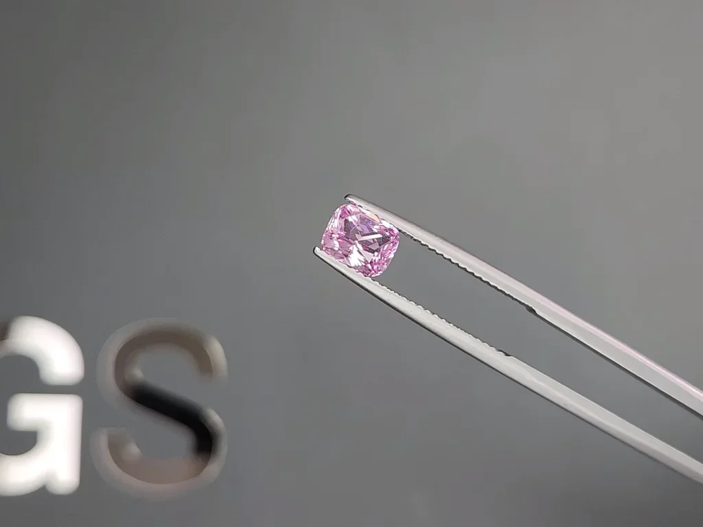 Негретый сапфир Baby Pink в огранке кушон 1,55 карата, Мадагаскар Изображение №3