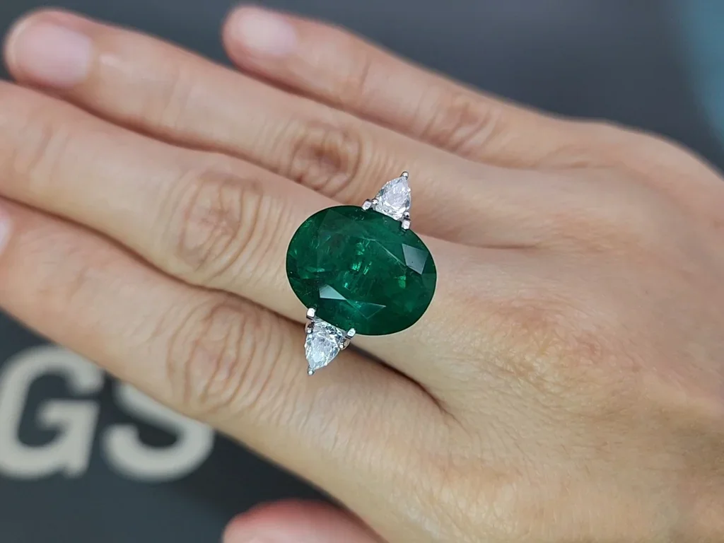 Крупный изумруд Vivid Green в огранке овал 11,30 карата, Замбия Изображение №5