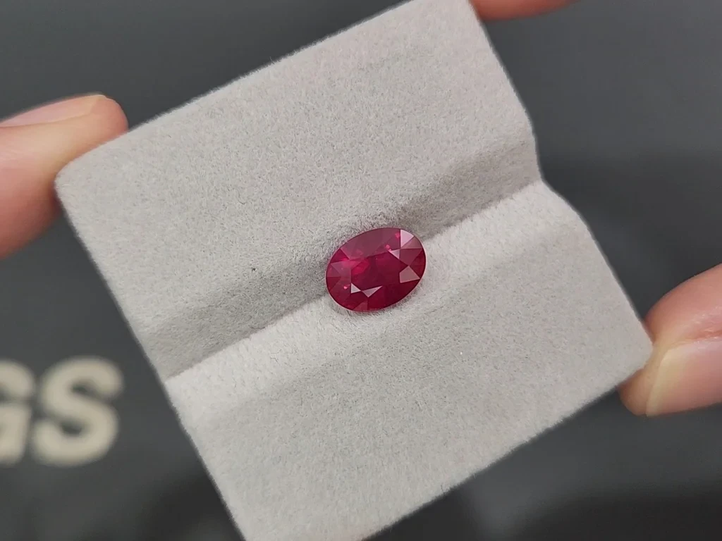 Негретый рубин Pigeon's blood в огранке овал 3,11 карат, Мозамбик Изображение №4