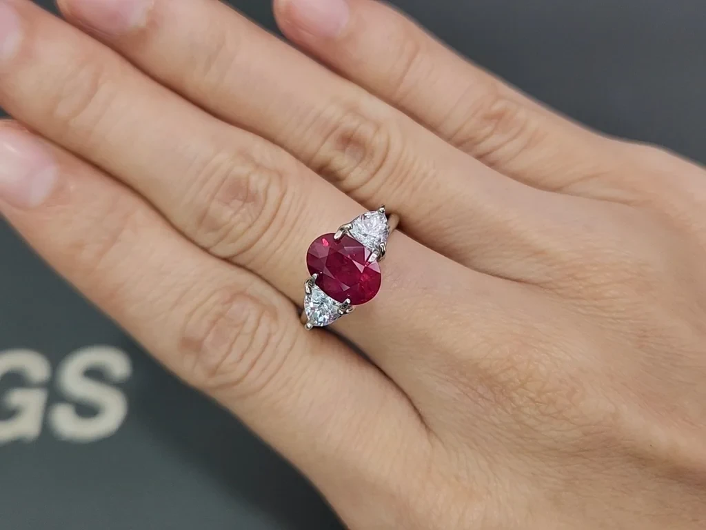 Негретый рубин Pigeon's blood в огранке овал 3,11 карат, Мозамбик Изображение №5