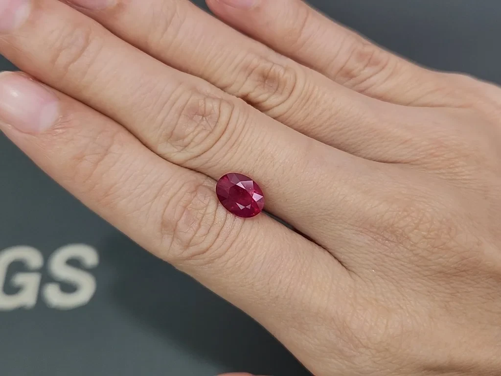 Негретый рубин Pigeon's blood в огранке овал 3,11 карат, Мозамбик Изображение №2