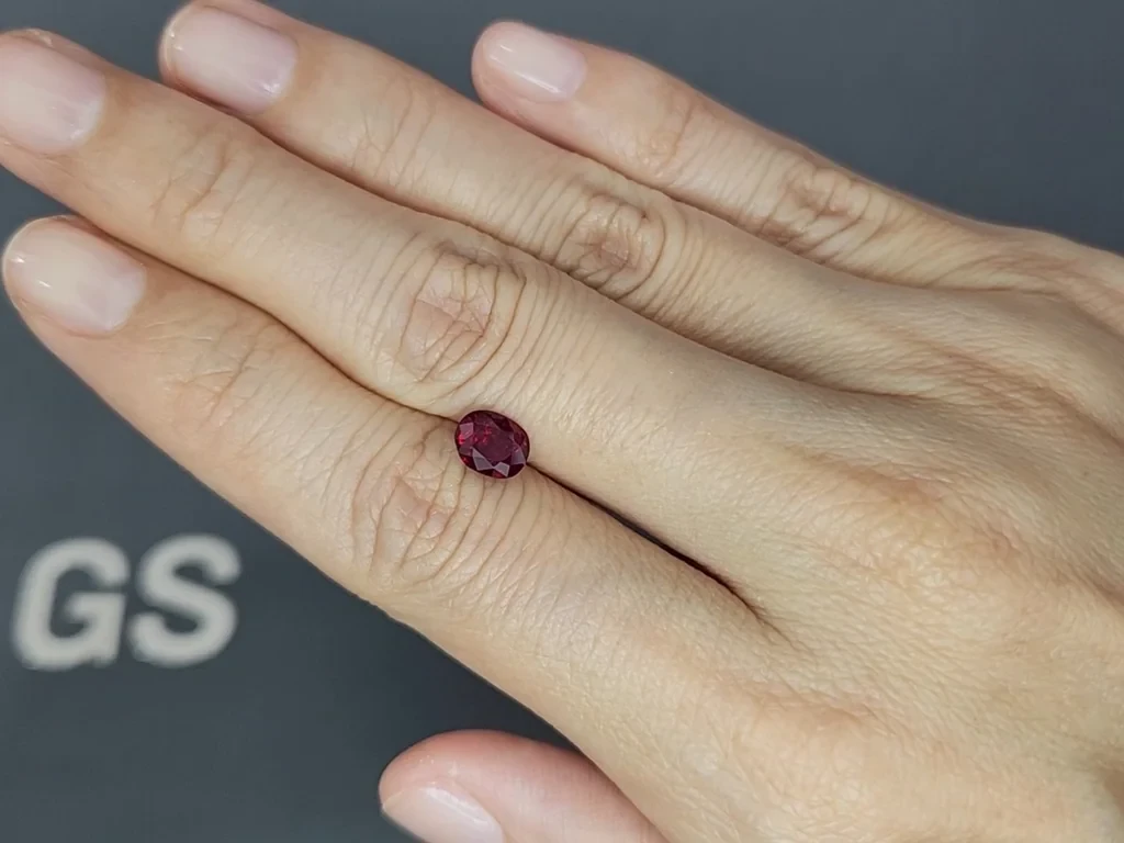 Негретый рубин Intense Red в огранке овал 1,30 карат, Бирма (Mogok) Изображение №2