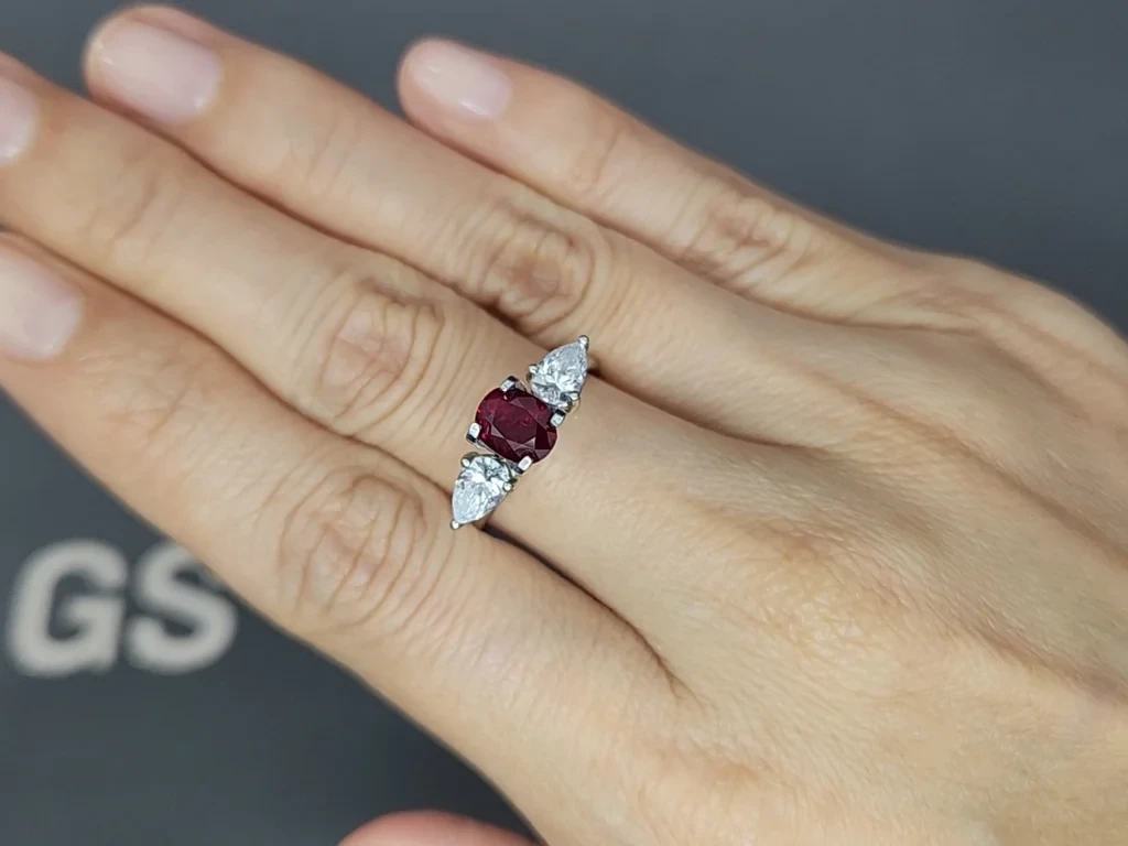 Негретый рубин Intense Red в огранке овал 1,30 карат, Бирма (Mogok) Изображение №5