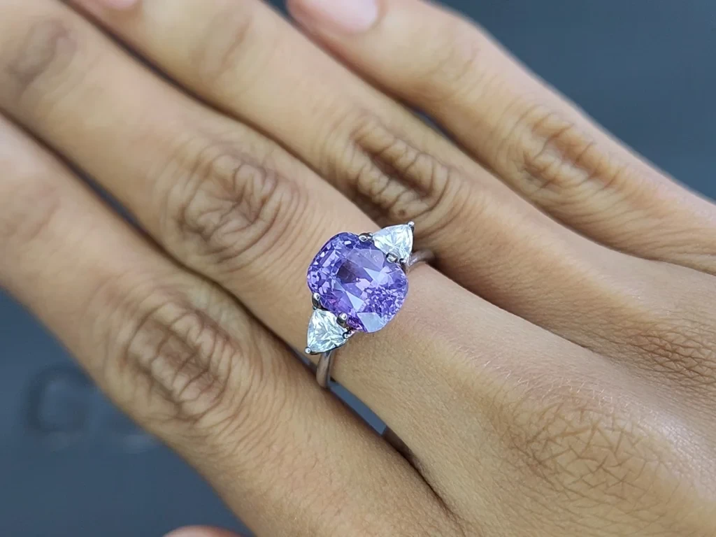 Лавандовый негретый сапфир в огранке кушон 5,05 карат, Мадагаскар  Изображение №5