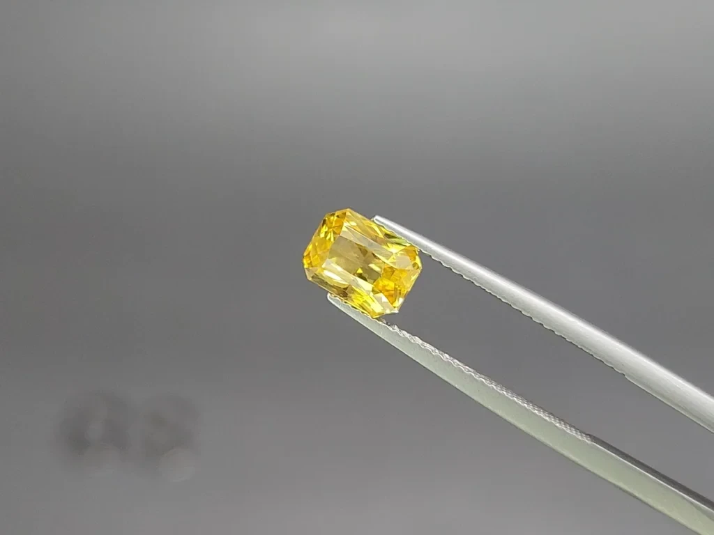 Негретый Golden Yellow сапфир с эффектом хамелеон в огранке радиант 2,03 карат, Шри-Ланка Изображение №3