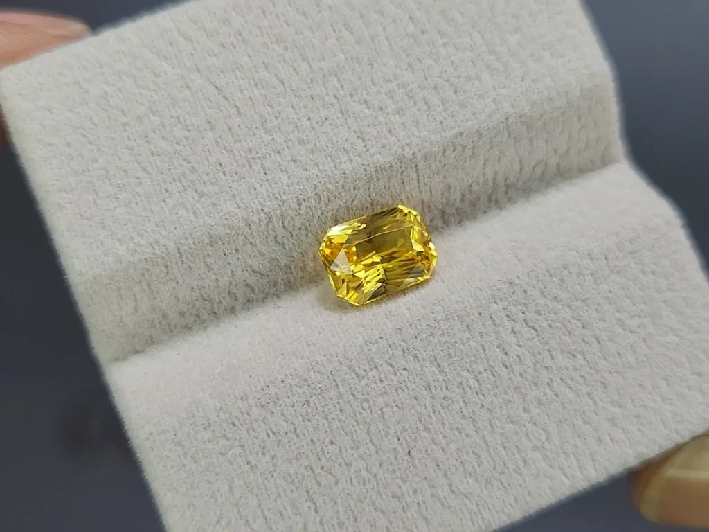 Негретый Golden Yellow сапфир с эффектом хамелеон в огранке радиант 2,03 карат, Шри-Ланка Изображение №4