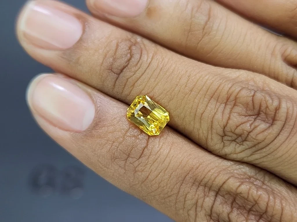 Негретый Golden Yellow сапфир с эффектом хамелеон в огранке радиант 2,03 карат, Шри-Ланка Изображение №2