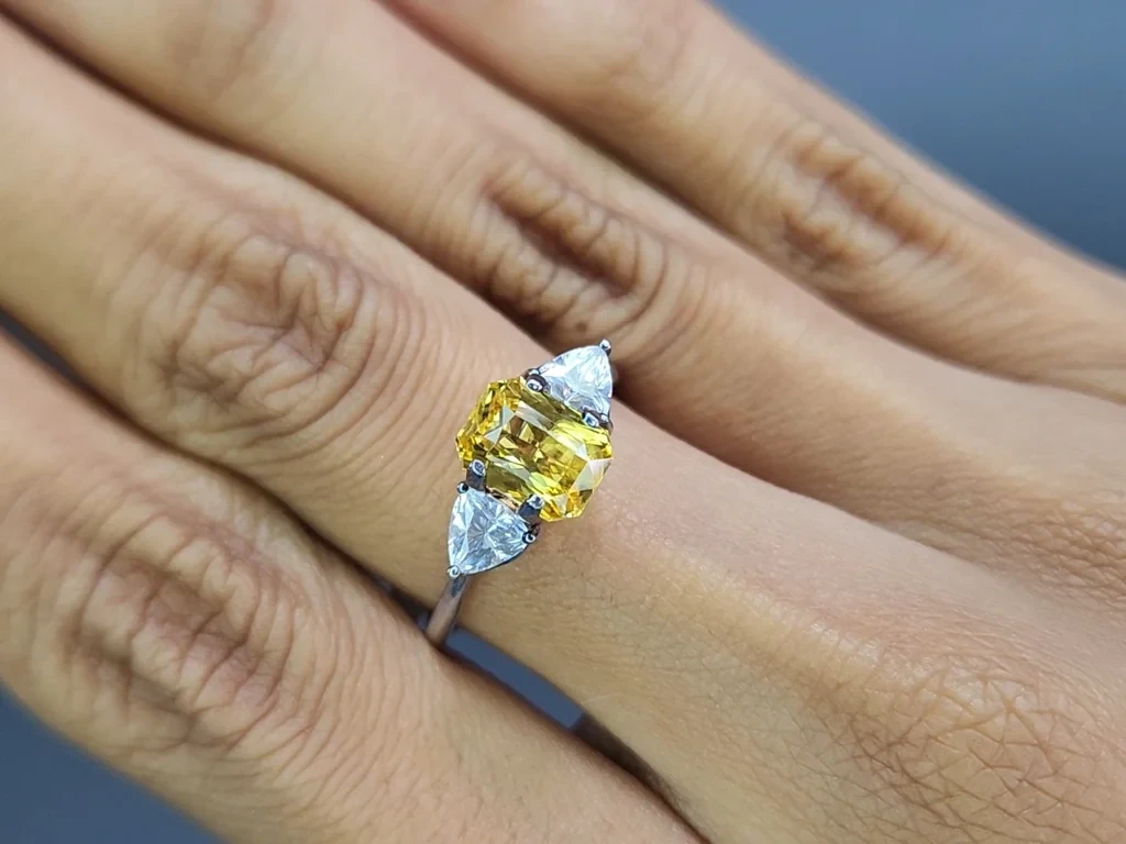 Негретый Golden Yellow сапфир с эффектом хамелеон в огранке радиант 2,03 карат, Шри-Ланка Изображение №5