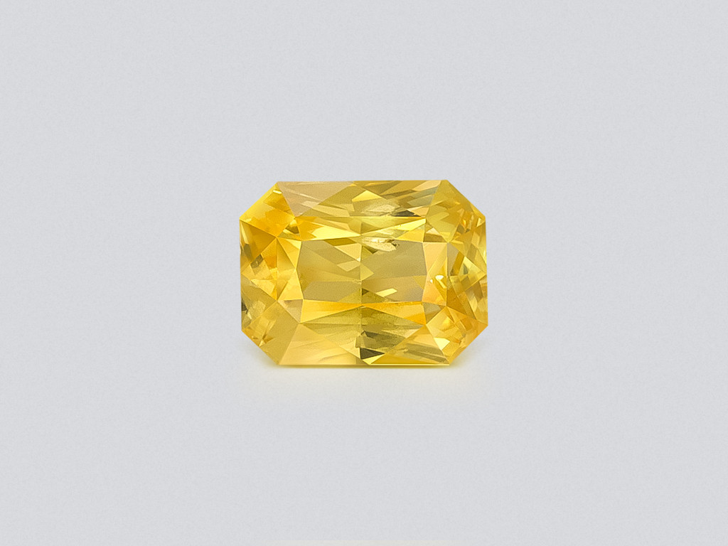 Негретый Golden Yellow сапфир с эффектом хамелеон в огранке радиант 2,03 карат, Шри-Ланка Изображение №1