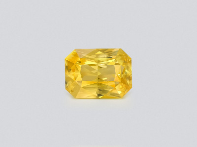 Негретый Golden Yellow сапфир с эффектом хамелеон в огранке радиант 2,03 карат, Шри-Ланка photo