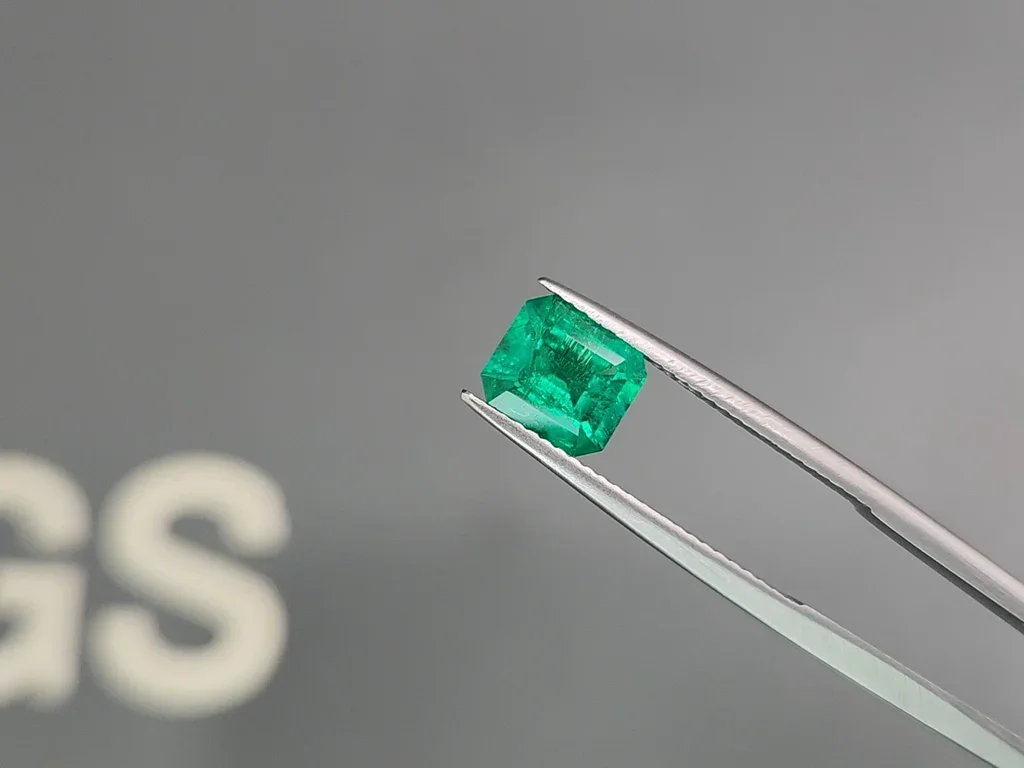 Насыщенный изумруд Muzo Green 1,50 карат, Колумбия Изображение №3