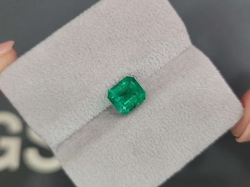 Насыщенный изумруд Muzo Green 1,50 карат, Колумбия Изображение №4