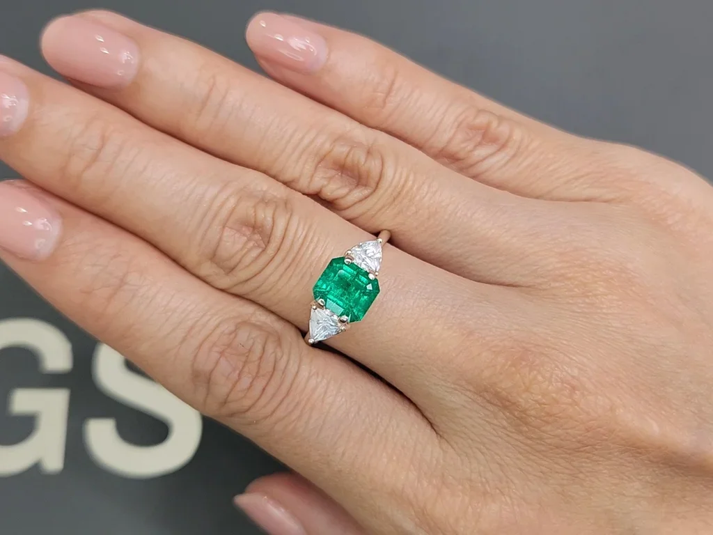 Насыщенный изумруд Muzo Green 1,50 карат, Колумбия Изображение №5
