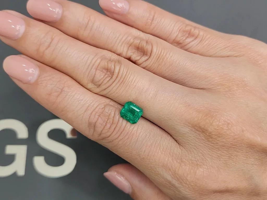 Насыщенный изумруд Muzo Green 1,50 карат, Колумбия Изображение №2