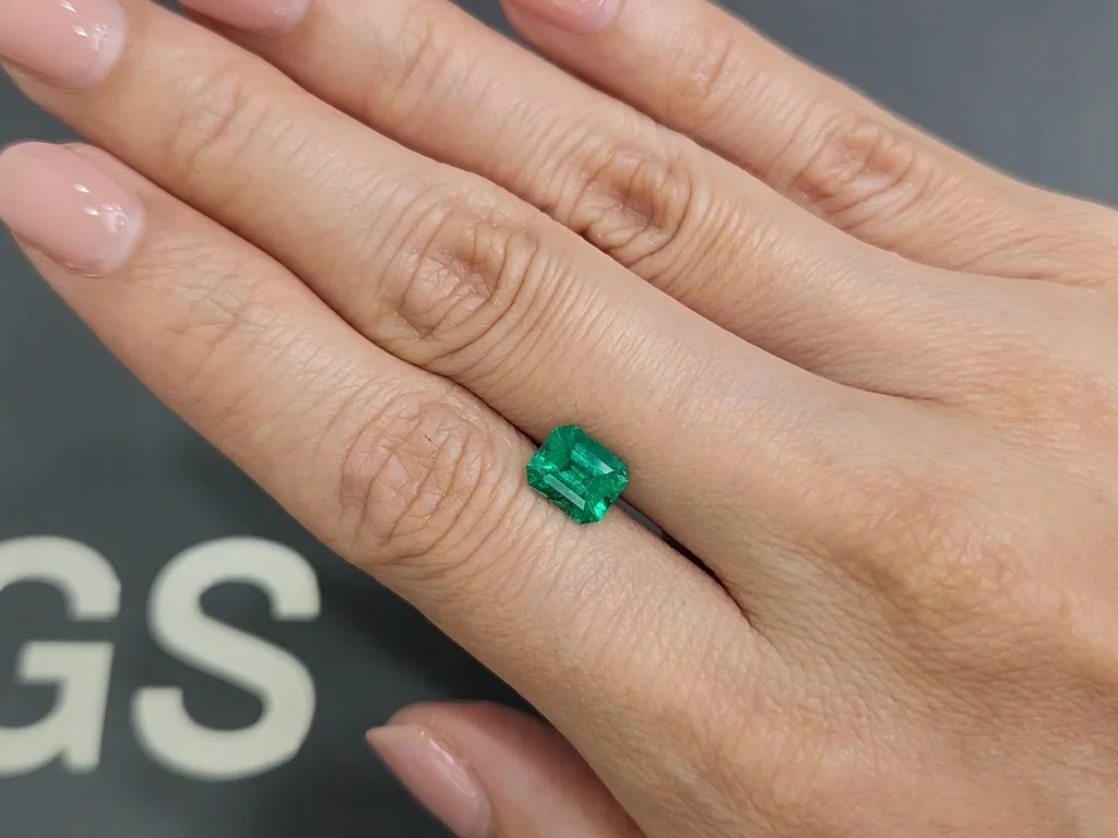 Колумбийский изумруд Vivid Green 1,32 карата Изображение №2