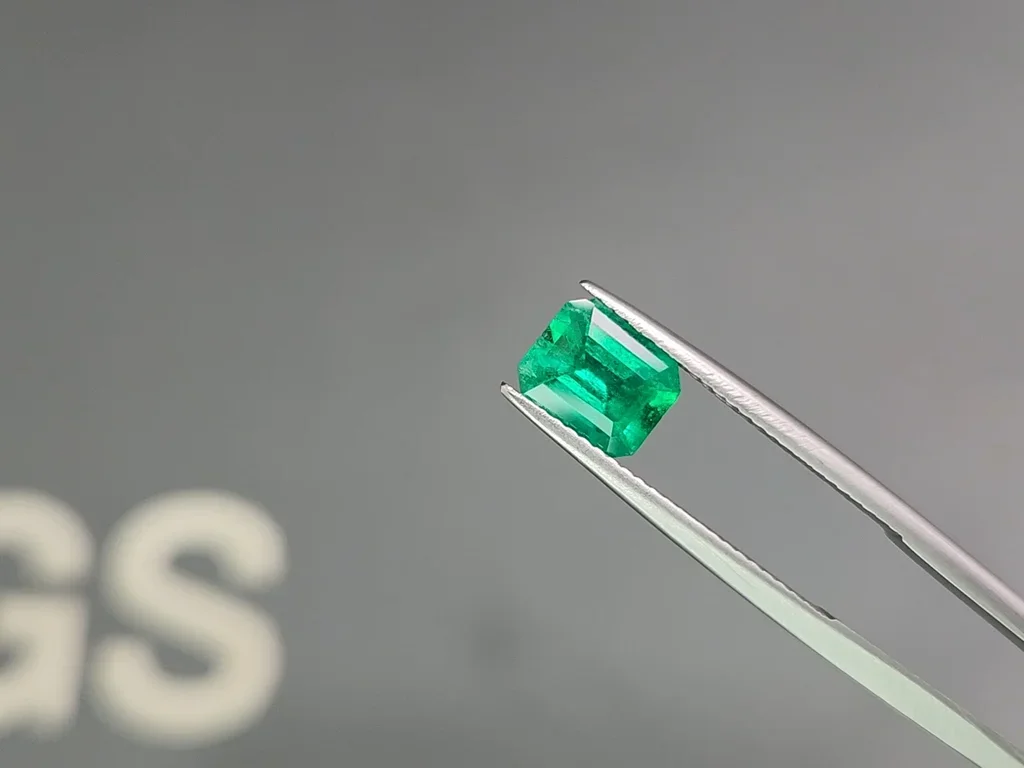 Колумбийский изумруд Vivid Green 1,32 карата Изображение №3