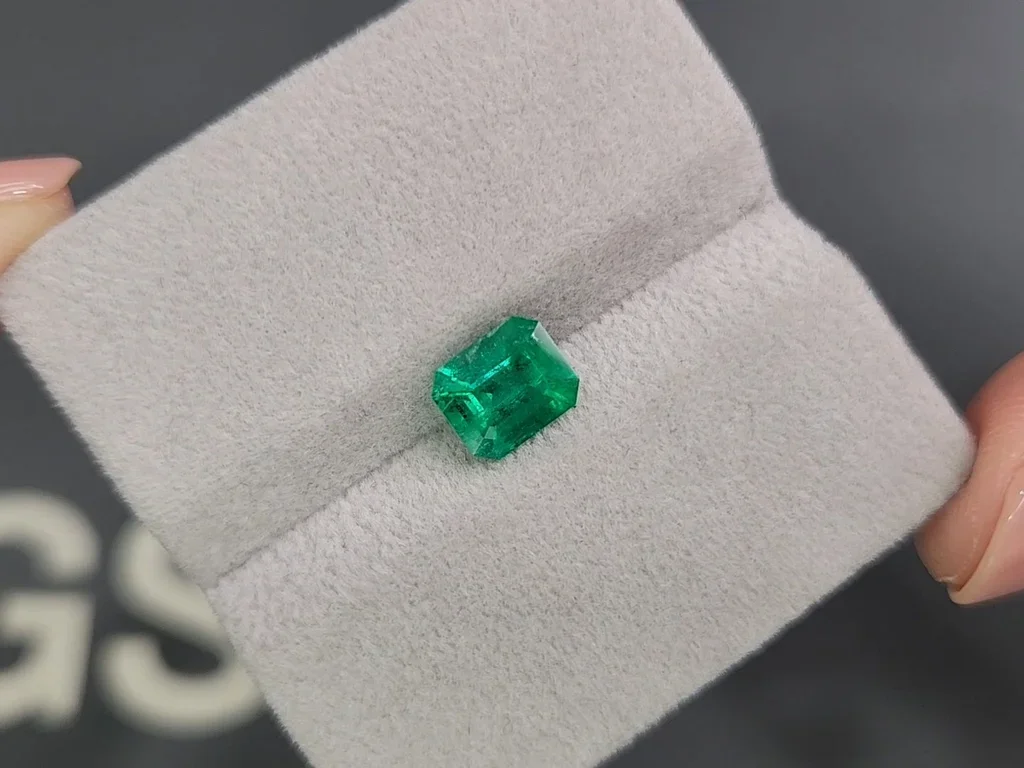 Колумбийский изумруд Vivid Green 1,32 карата Изображение №4
