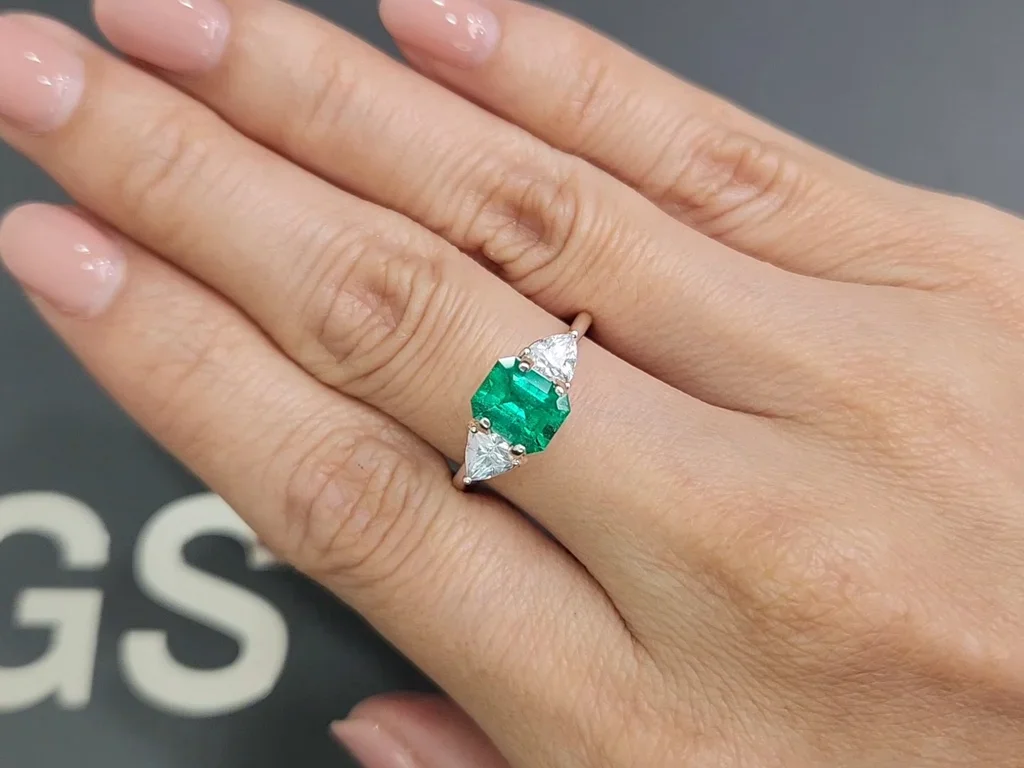 Колумбийский изумруд Vivid Green 1,32 карата Изображение №5