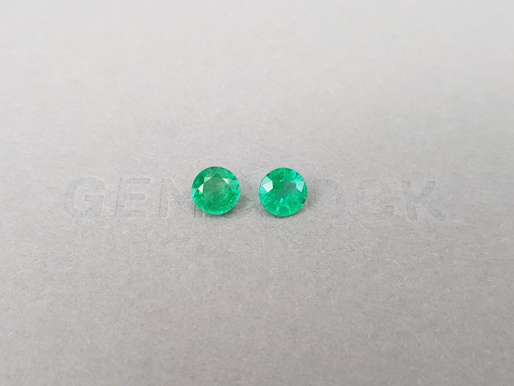 Пара изумрудов цвета Vivid Green в огранке круг 1,75 карата, Замбия Изображение №1